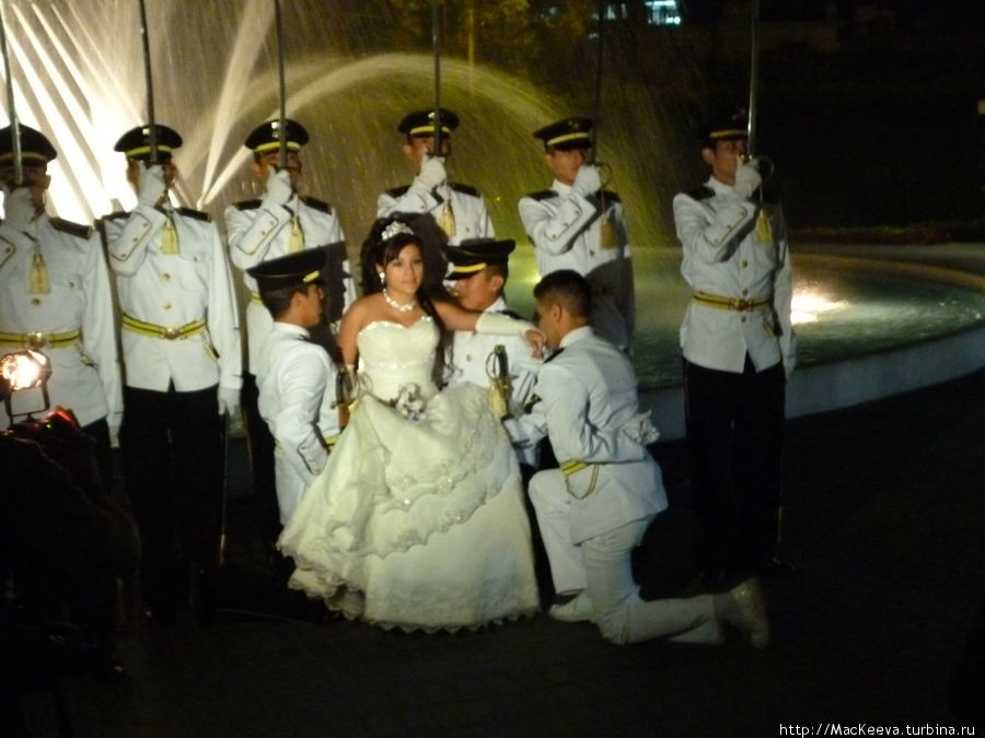 Это мероприятие.. не, не свадьба. Это  праздник  посвящен 15-тилетию главной героини.: )) Лима, Перу