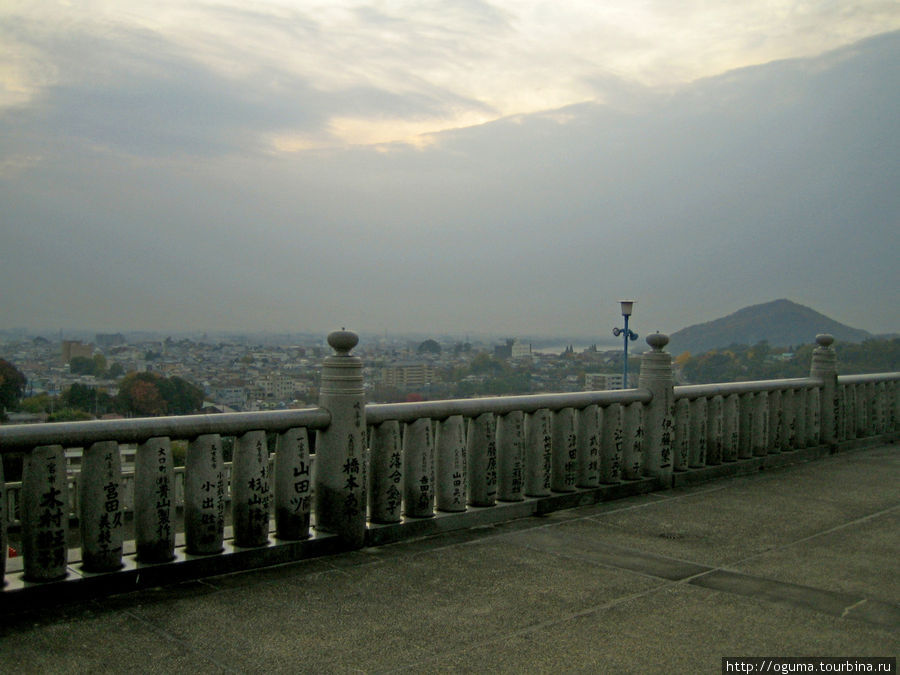 Вид на город Инуяма, Япония
