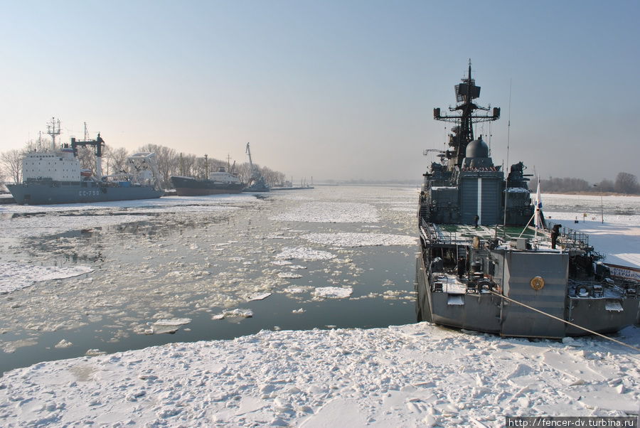 Боевые корабли соседствуют в бухте со вполне мирными судами Балтийск, Россия