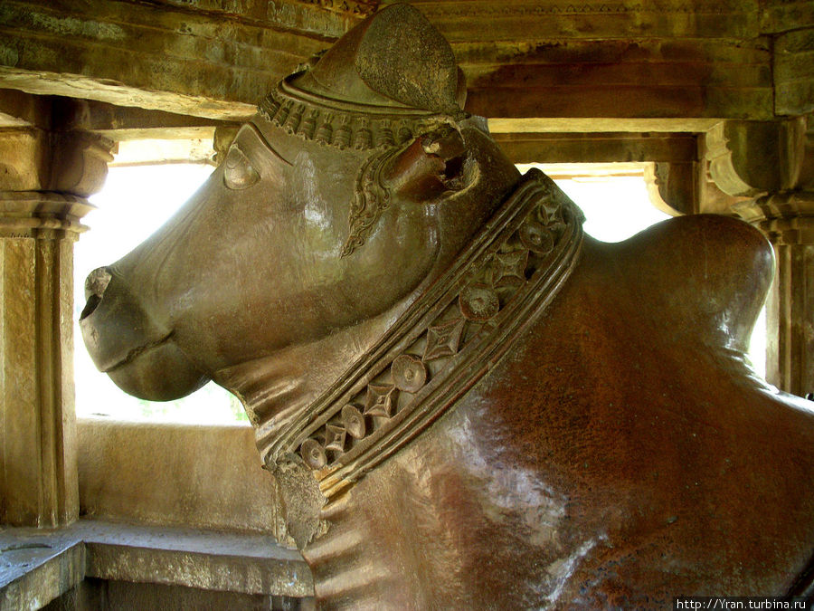 Нанди — бык Шивы Каджурахо, Индия