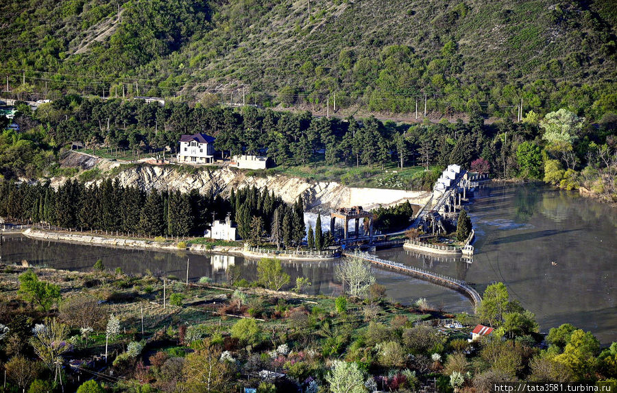 Река Кура, расширяясь у мцхетского водохранилища, прегражденного плотиной Земо-Авчальской ГЭС. Мцхета, Грузия