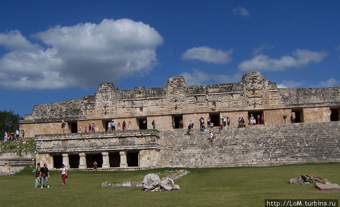 «Женский монастырь» — комплекс из 4 зданий, окружающих внутренний двор, с аркой на южной стороне Ушмаль, Мексика