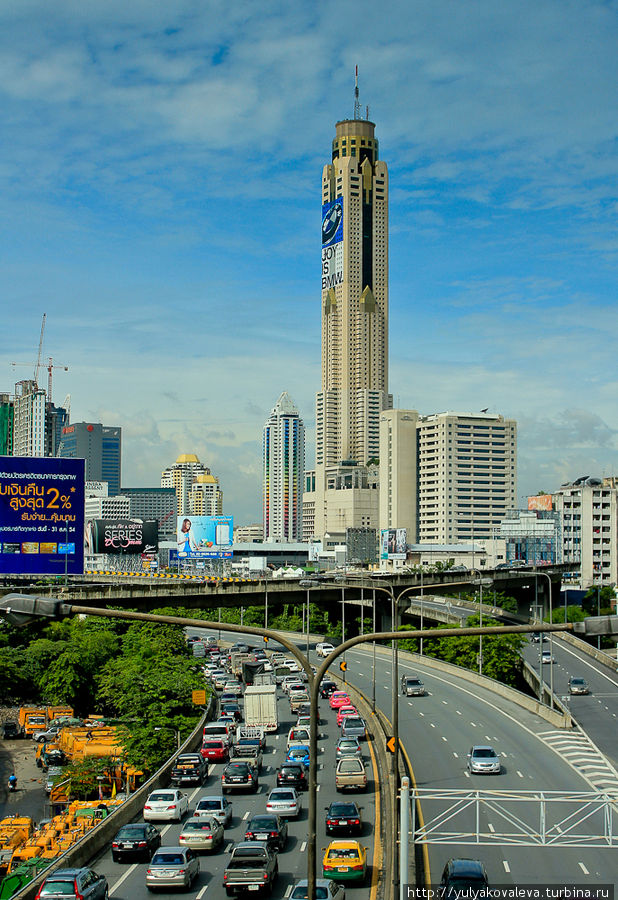 Однако ни платные автобаны, ни многоэтажные парковки не решают проблему многокилометровых пробок!!! Вдали виднеется самое высокое здание Бангкока, ту да мы и направляемся... Паттайя, Таиланд