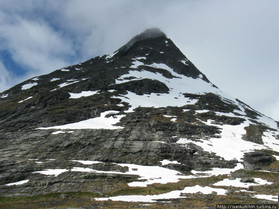Часть ручейков с Короля течет направо, в долину Троллей, часть налево, в Гейрангер фиорд Ондалснес, Норвегия