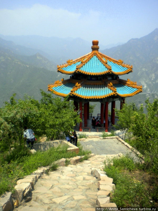 Беседка с видом на замечательные горы Пекин, Китай