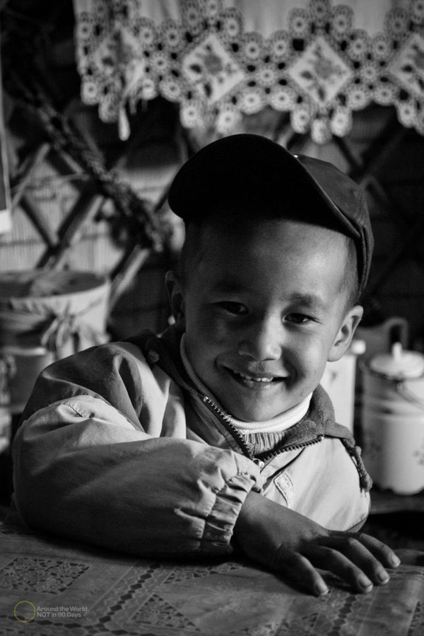 Забавный мальчуган. Ему очень понравилось фотографироваться. Озеро Сон-Куль, Киргизия