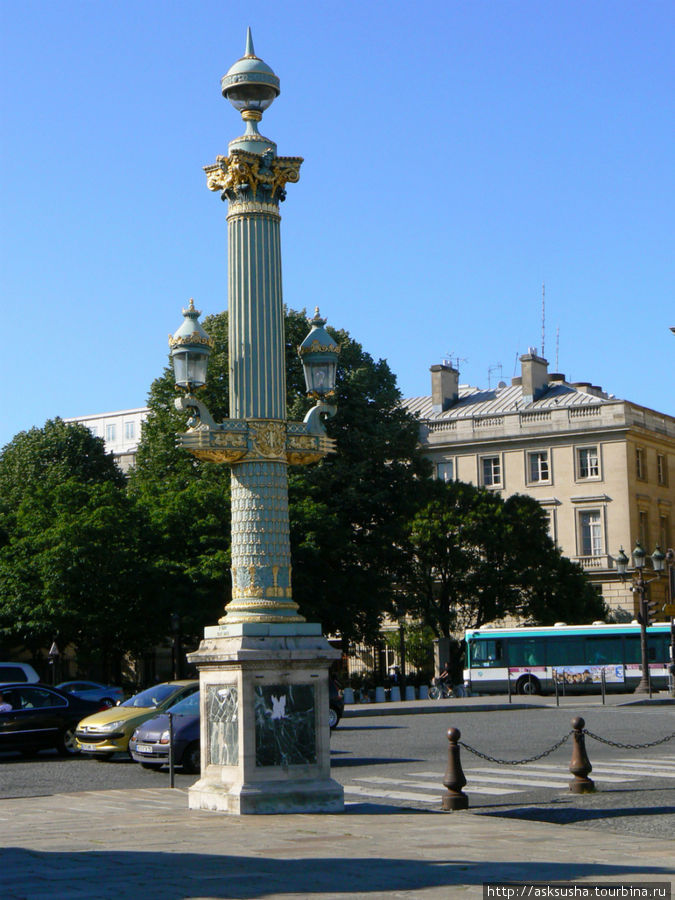 Фонари, которые украшают площадь Конкорд, весьма символичны.
Здесь носы кораблей служат подставкой для ламп и в то же время напоминают о гербе Парижа, на котором изображен качающийся на волнах кораблик. Париж, Франция