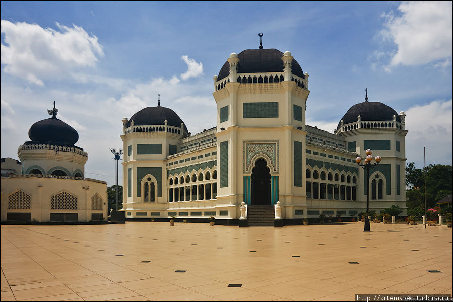 Мечеть Масджид Райа (Великая мечеть) была построена голландским архитектором в марокканском стиле, и является главным религиозным сооружением в Медане. Медан, Индонезия
