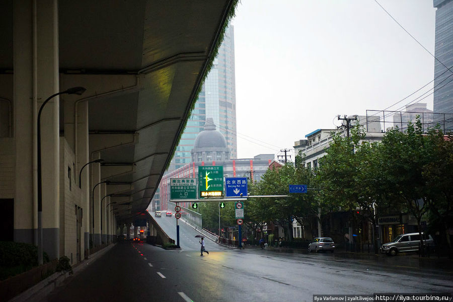 В Шанхае очень хорошо развита дорожная сеть. Через весь город тянутся высокие эстакады, много развязок. Шанхай, Китай