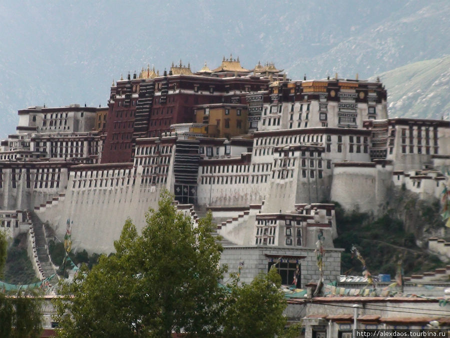Потала служит и дворцом и буддийским храмовым комплексом, который некогда был резиденцией далай-ламы вплоть до времён бегства Далай-ламы XIV в Индию после вторжения Китая в Тибет в 1959 году. Тибет, Китай