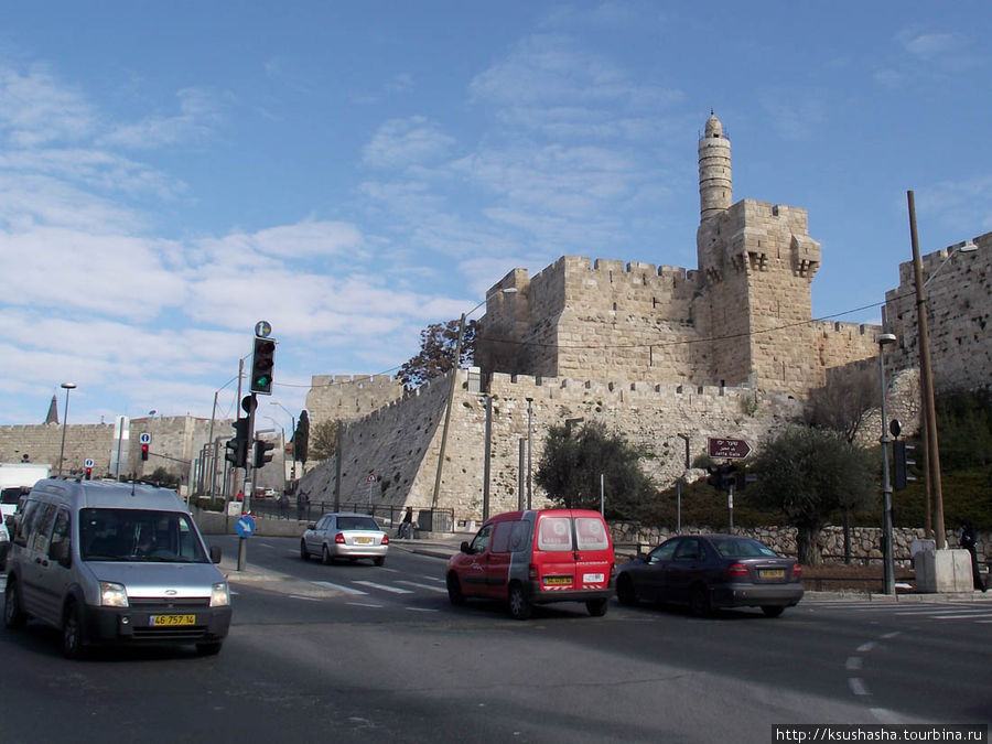 Башня Давида возвышается за стенами Старого города Иерусалим, Израиль