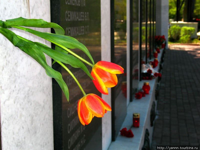 Цветы на еманжелинском городском мемориале в день Победы Еманжелинск, Россия