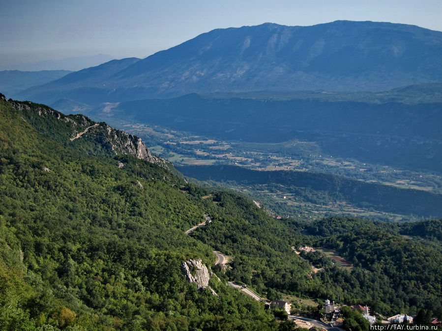 Вид с верхнего уроня монастыря монастырь Острог, Черногория