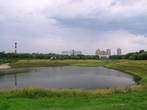 А за ним — обмелевшее Борисоглебское озеро и городской парк.