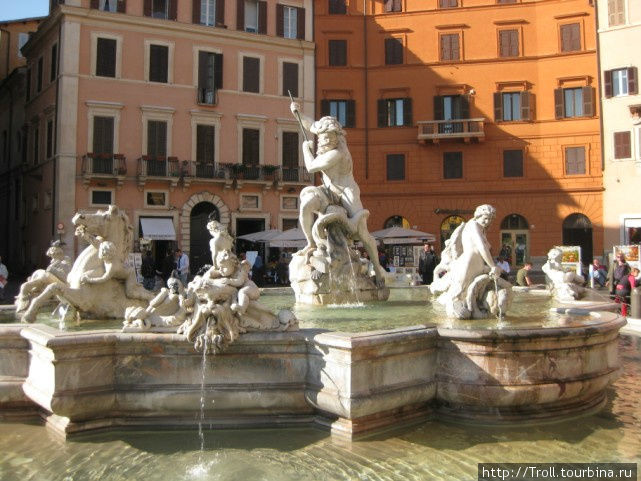 Самый северный из трех фонтанов Рим, Италия