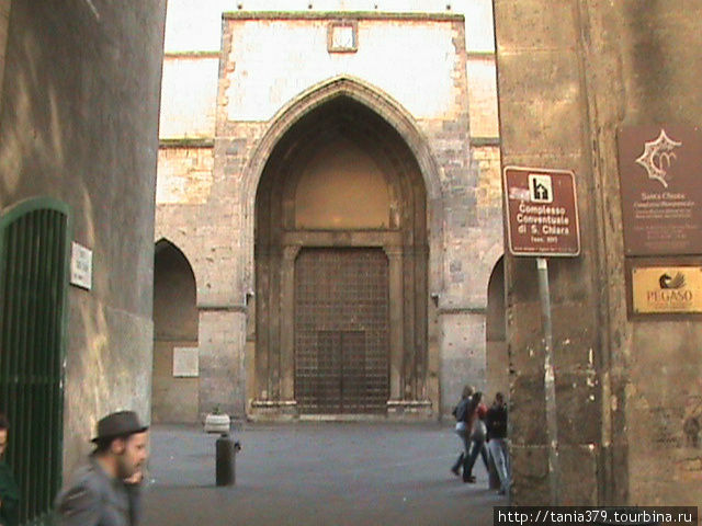 Готический портал церкви Санта Кьяра. Неаполь, Италия