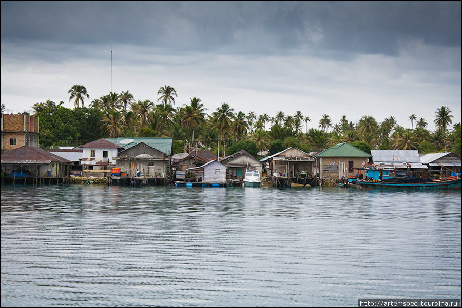 Фактически, деревня Балаи представляет собой несколько нешироких улиц, выходящих домами прямо на причалы — и бескрайний океан вокруг. Вид на Балаи с океана. Суматра, Индонезия
