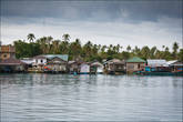 Фактически, деревня Балаи представляет собой несколько нешироких улиц, выходящих домами прямо на причалы — и бескрайний океан вокруг. Вид на Балаи с океана.