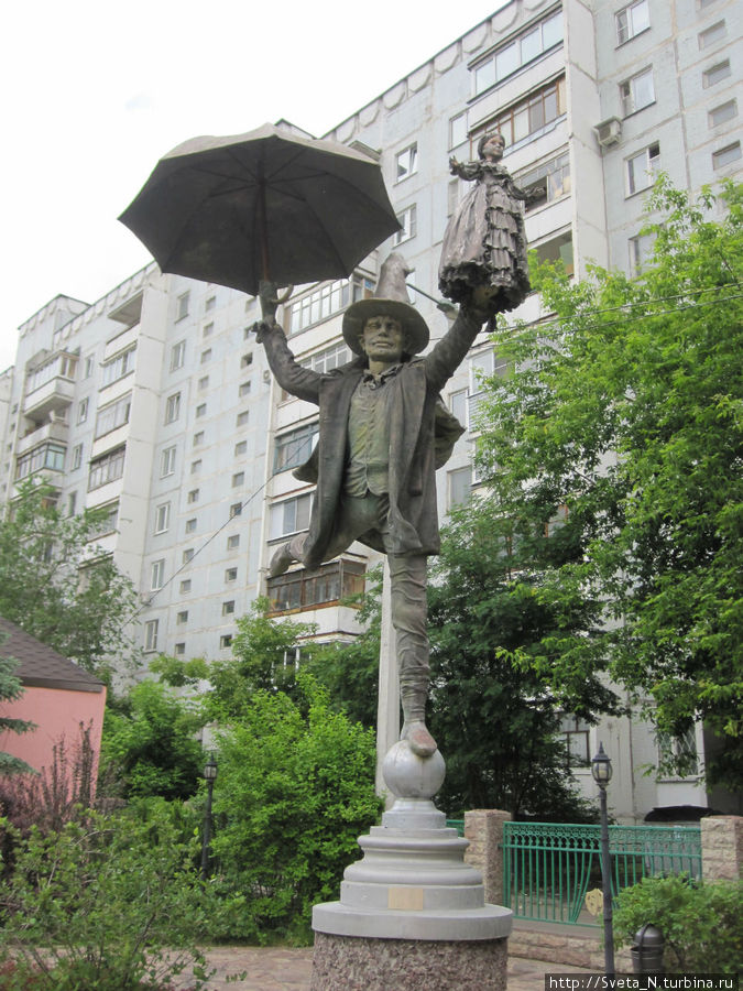 Памятник Оле-Лукойе перед театром кукол. Мытищи, Россия