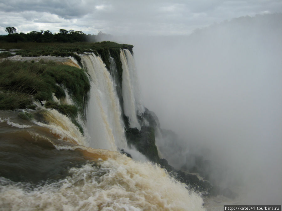 водопады Игуасу в пасмурный день Пуэрто-Игуасу, Аргентина