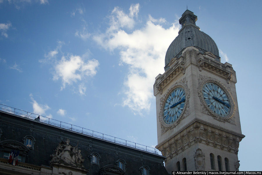 Часовая башня была построена на год позже, в 1901-м. Но вот уже 111 лет часы показывают точное время: это сейчас достаточно посмотреть на мобильный телефон, чтобы свериться с часами и понять, успеешь ли ты скушать круассан до отправления поезда. Париж, Франция