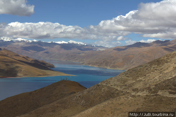 Озеро Ямдрок - одно из самых больших озер Тибета Озеро Ямдрок, Китай