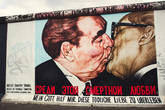 Одно из самых известных граффити мира, также называемое Братский поцелуй.