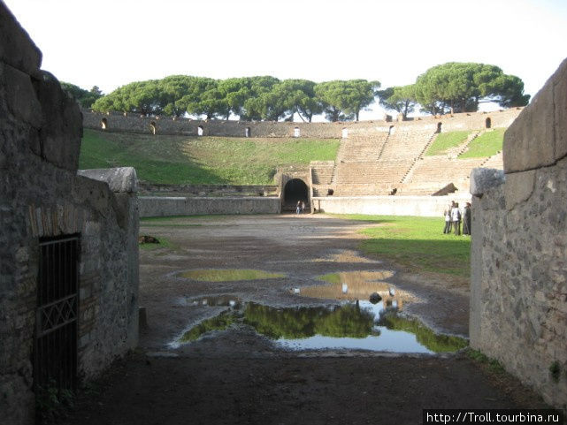 А это Большой амфитеатр, на окраине города, и он для основательных мероприятий Помпеи, Италия