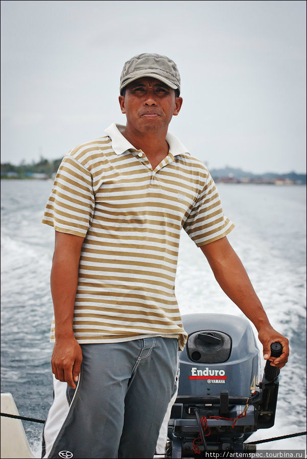 Наш рулевой — невозмутимый мистер Эрвин, по-совместительству —  хозяин единственного функционирующего на архипелаге отеля, в который мы и  направляемся. Он знает местные воды как свои пять пальцев, и прекрасно владеет английским языком, что для здешних мест большая редкость. Суматра, Индонезия