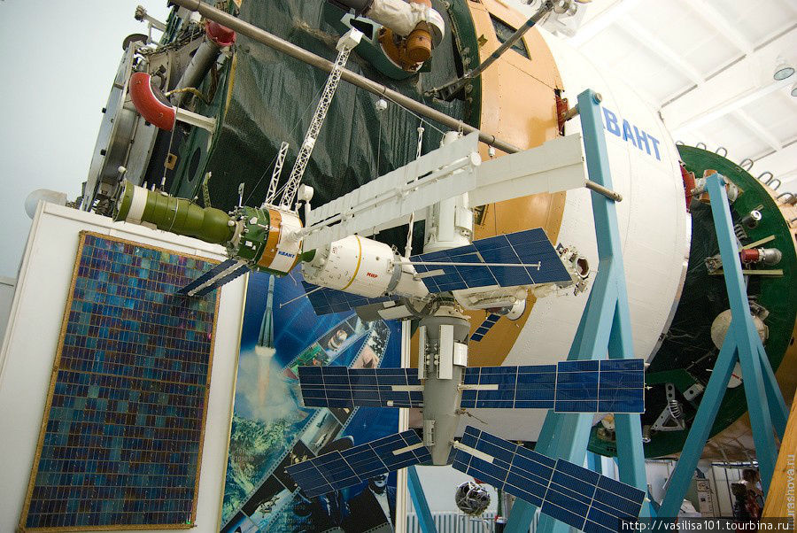 Модель космической станции “Мир” на фоне модуля “Квант” Королёв, Россия
