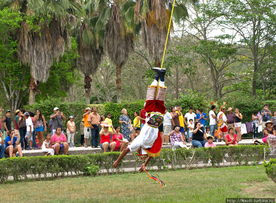Летающие танцоры Папантлы Папантла-да-Оларте, Мексика