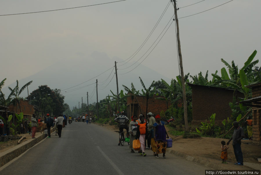 Пешеходное движение вдоль дорог характерно для многих стран. Но такое интенсивное я встретил только в Руанде. Может быть, просто случайность Руанда