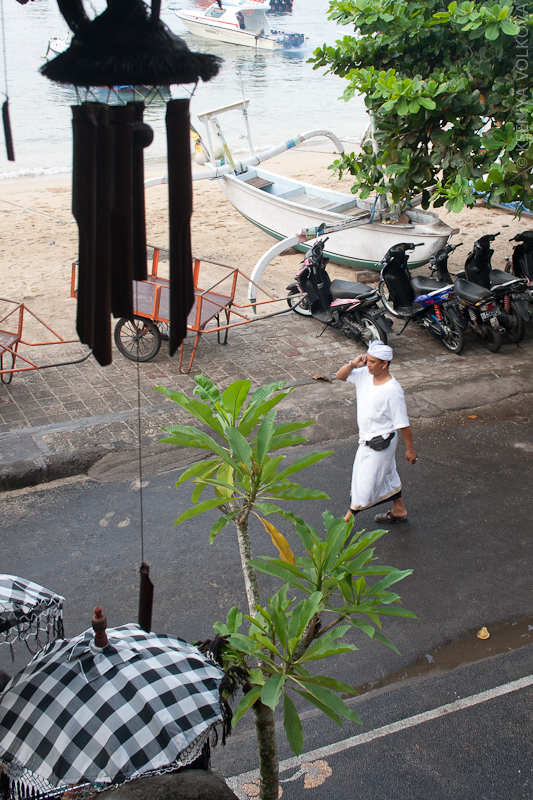 Утро, начинаются церемонии. Бали, Индонезия