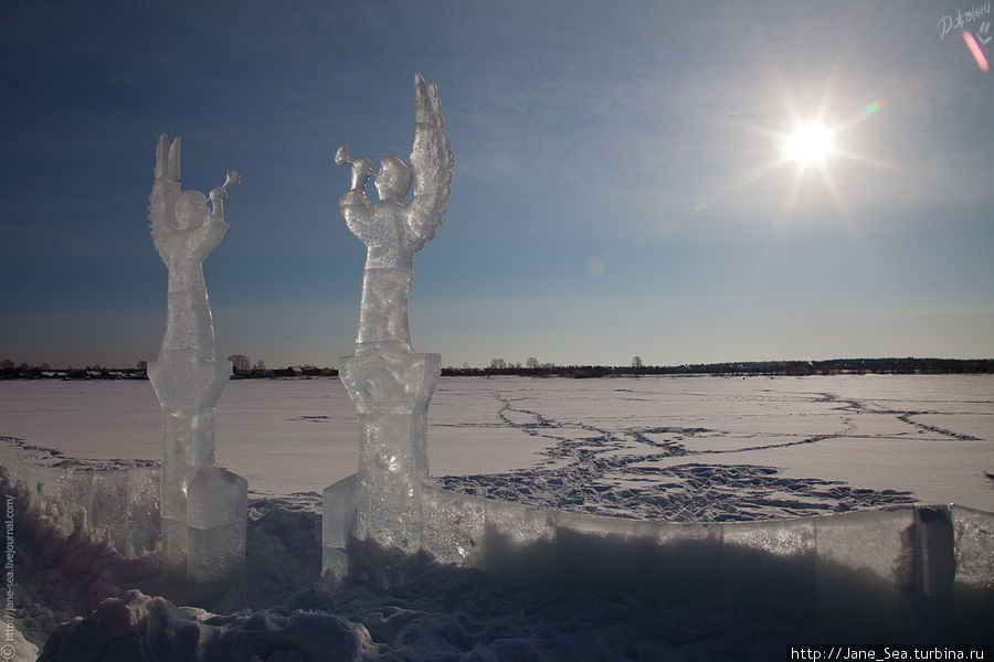 Заснеженная Онега и скульптуры ангелов изо льда, оставшиеся после праздника Крещения. Каргополь, Россия