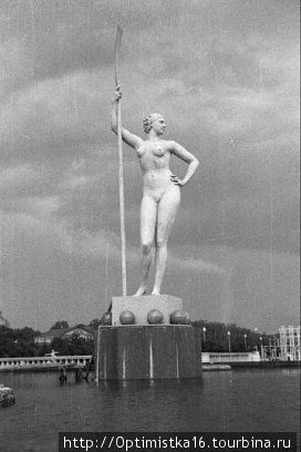 Второй, более женственный вариант скульптуры. Москва, Россия