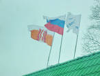 Флаги над автостанцией: с гербом Вереи, российский и Автотранспортного предприятия