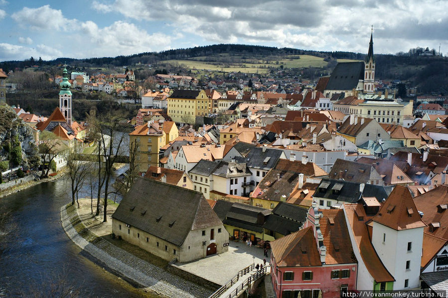 Гордо смотрит старый замок на долину пред собой Чешский Крумлов, Чехия