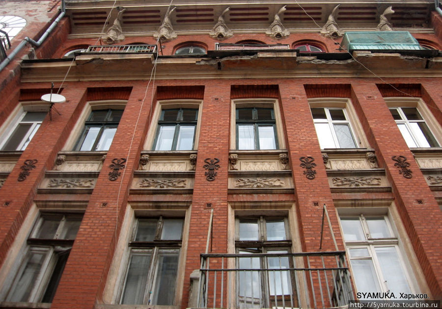 Дом Золотой Рыбки, построенный в 1910-х гг. по проекту А.М. Гинзбурга. На первом этаже был магазин, где продавали живую рыбу. Харьков, Украина