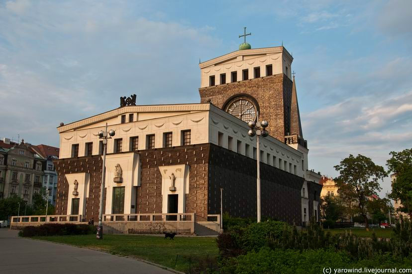 Построен храм был 1932г архитектором Плечником, который немало постарался для Праги. Прага, Чехия