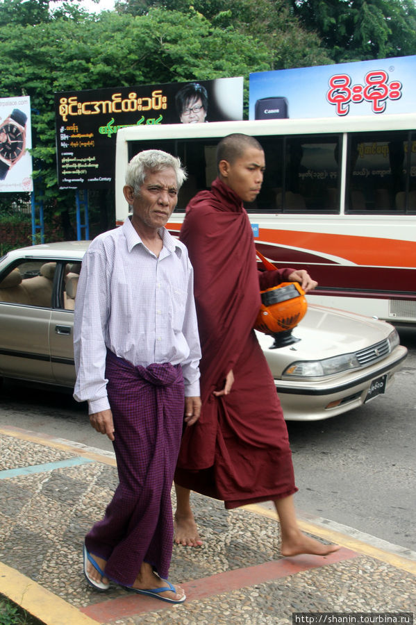 Монахи на улицах Янгон, Мьянма