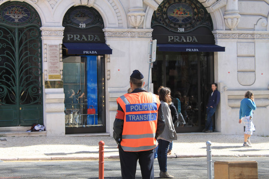 Полиция охраняет от зевак, а их совсем немного, вместе с нами человек пять еще. Лиссабон, Португалия