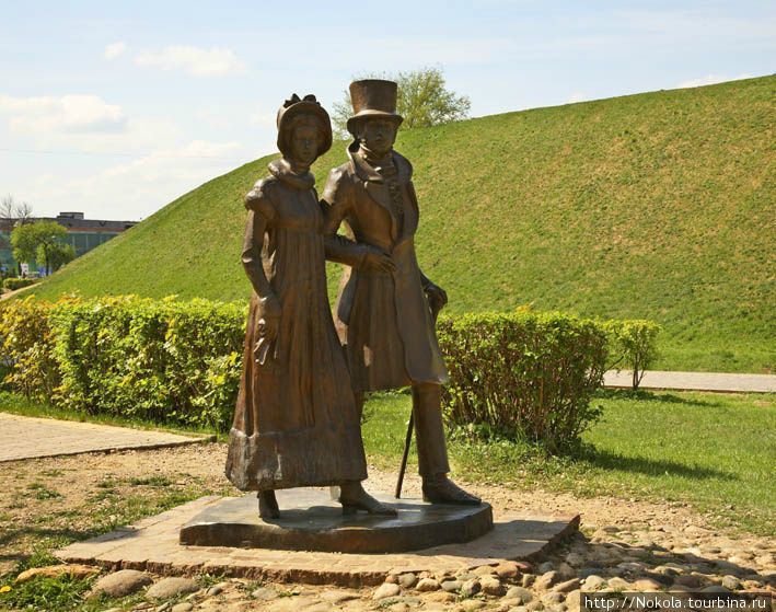 Памятник Пушкину и Гончаровой