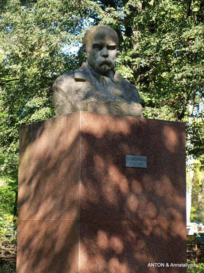 Памятник Тарасу Шевченко в парке. Млинов, Украина