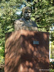 Памятник Тарасу Шевченко в парке.