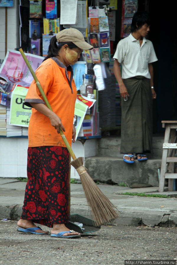 На уборку в праздничной футболке Янгон, Мьянма