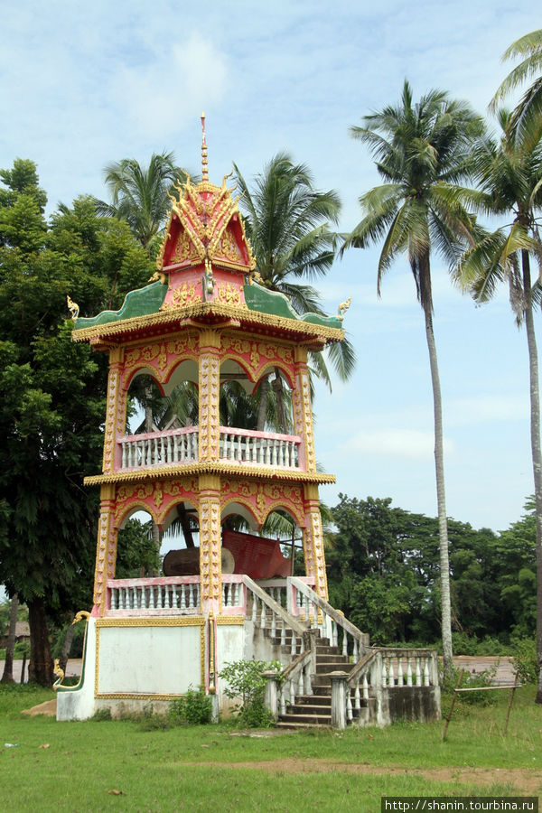 Колокольная — вернее, барабанная, башня — на самом берегу Меконга Провинция Тямпасак, Лаос
