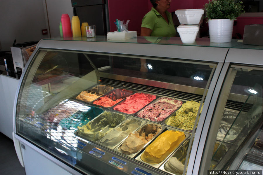 Неизменно заходим в маленький итальянский ларек купить мороженого, когда оказываемся на Гарибальди! Ницца, Франция