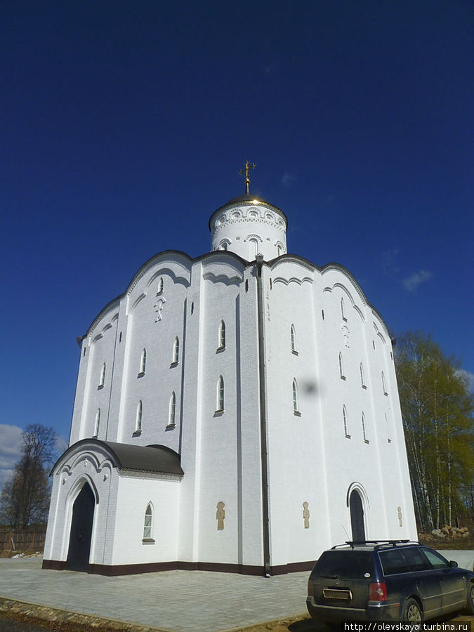 Новая церковь рядом с монастырем Ярославская область, Россия