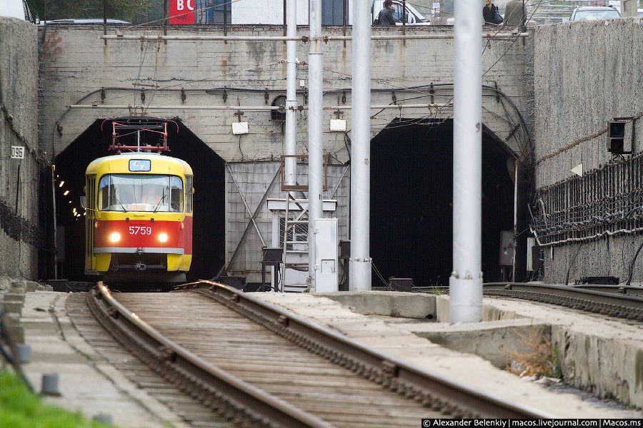 Но стоит сесть на этой станции, как через полминуты трамвай уходит через этот портал в тоннель. Волгоград, Россия