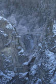 Мариенбрюкке — висячий мост через ущелье Пеллат, назван в честь матери Людвига 2, Марии Прусской. Мостик старше замка, расположен на высоте 92 метра над 45 метровым водопадом. Зимой кажется совершенно воздушным.